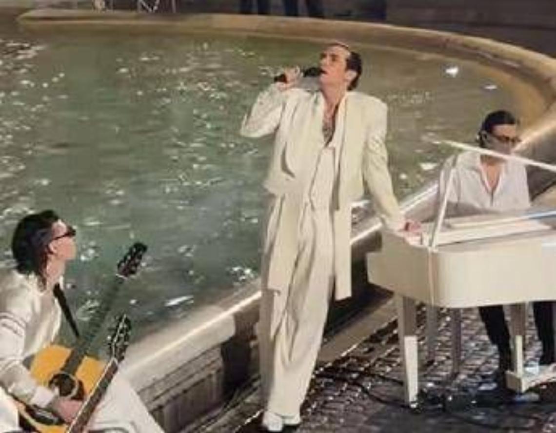 Achille Lauro sorprende Roma: show segreto alla Fontana di Trevi per 'Comuni Immortali'