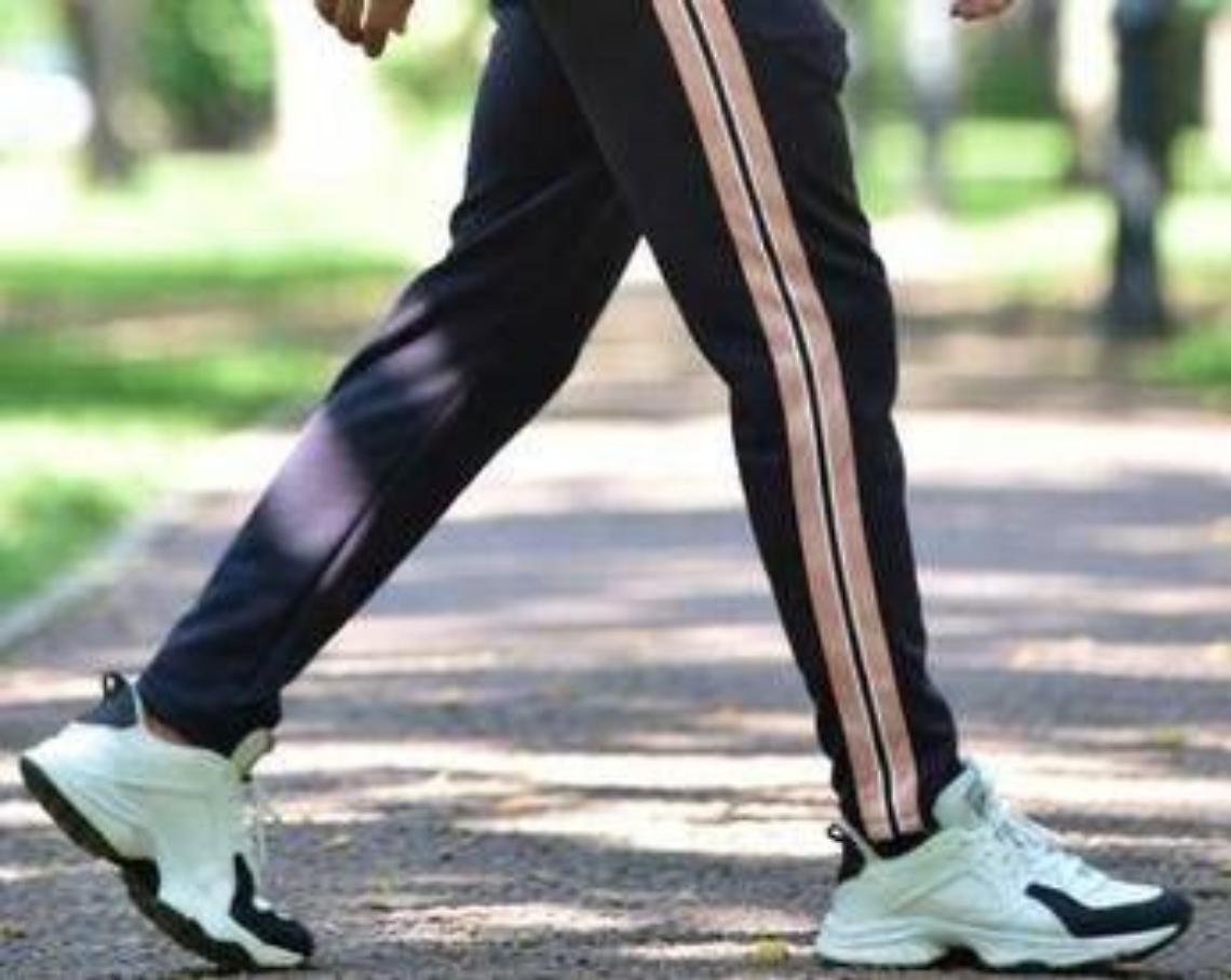 Il falso mito dei 10mila passi, camminare 15 minuti aiuta il cuore