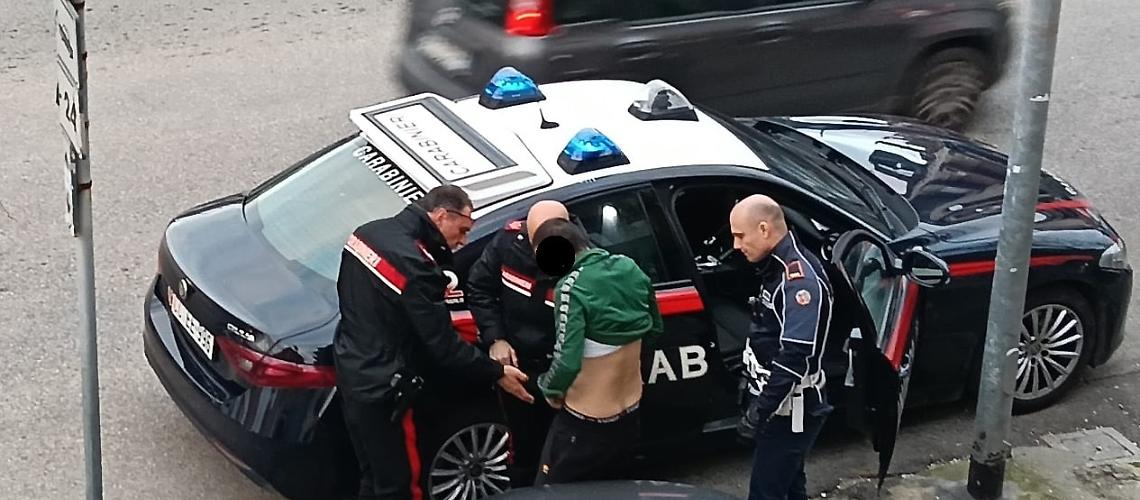Sfonda la vetrina di un minimarket: preso dalla Polizia locale