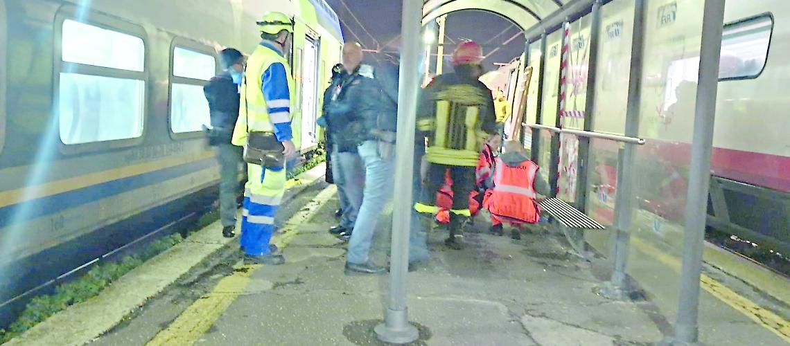 Mistero in stazione: 24enne travolto da un treno rischia l&rsquo;amputazione del braccio