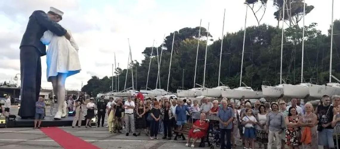 Il &ldquo;bacio solitario&rdquo;: cronaca di un flop annunciato al porto di Santa Marinella
