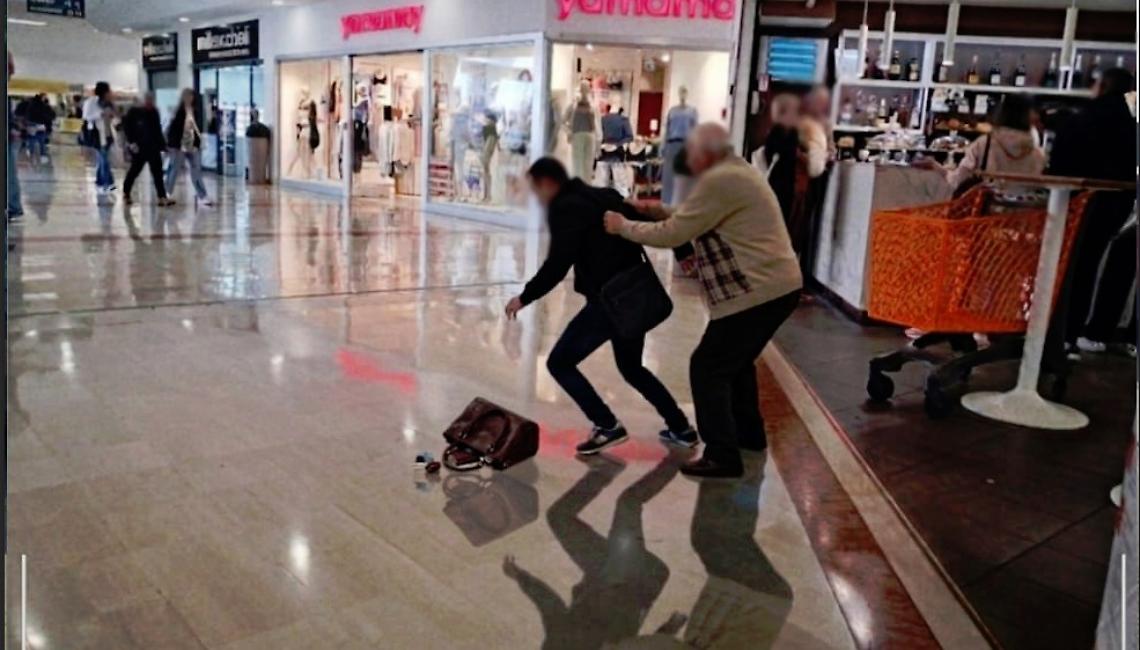 Furto al bar del centro commerciale: "mani di velluto" inseguito tra sedie e tavolini