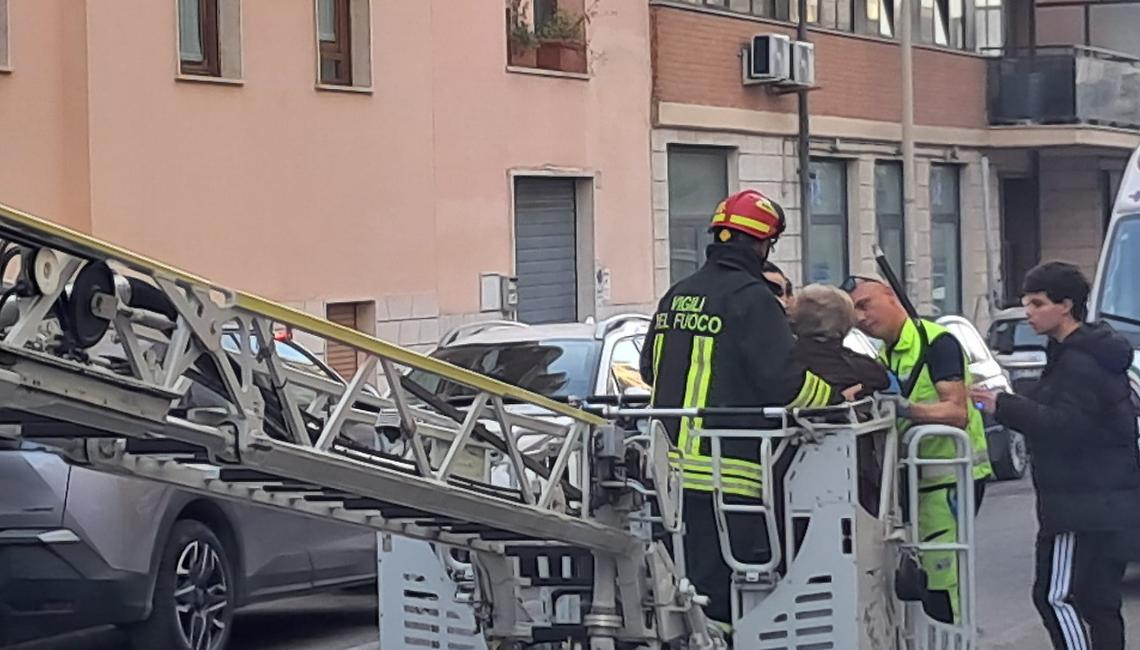 Rogo in via Bramante, un morto carbonizzato: salvati mamma e bimbo tra il fumo