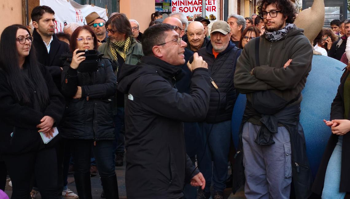 Biodigestore, la citt&agrave; scende in strada: protesta contro l&rsquo;impianto da 120mila tonnellate