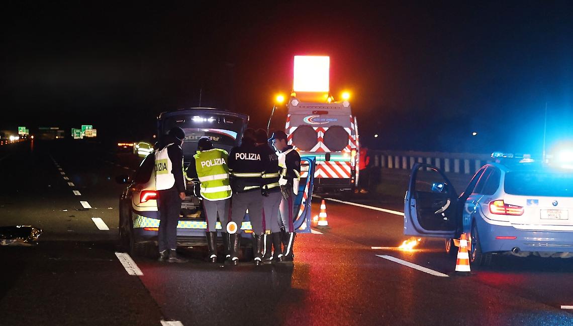 Schianto nella notte sulla A12: muore un 35enne