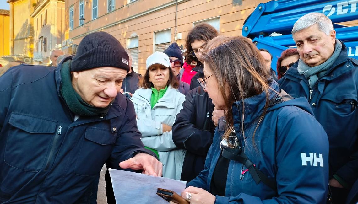 Presidio e tensione in piazza Regina Margherita: cittadini bloccano l'abbattimento dei lecci