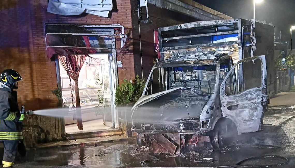 Furgone in fiamme a Santa Severa: paura tra i residenti