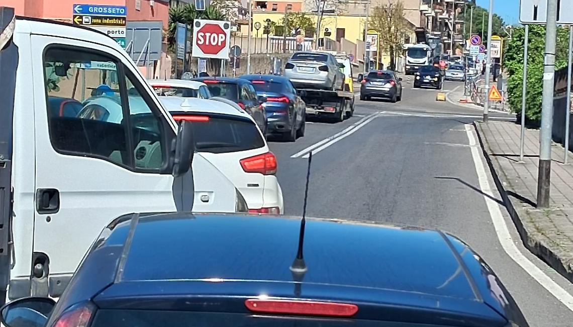 Civitavecchia di nuovo paralizzata: traffico nel caos tra cantieri e code