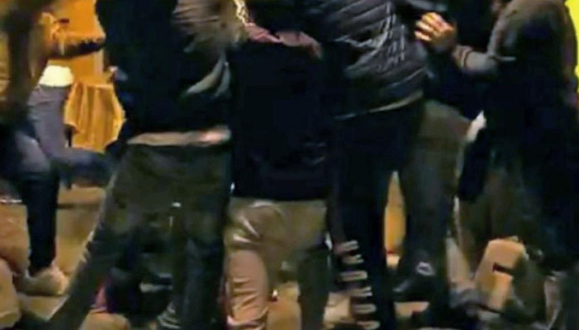 Rissa tra la folla e sedie contro i finanzieri: arrestato un uomo