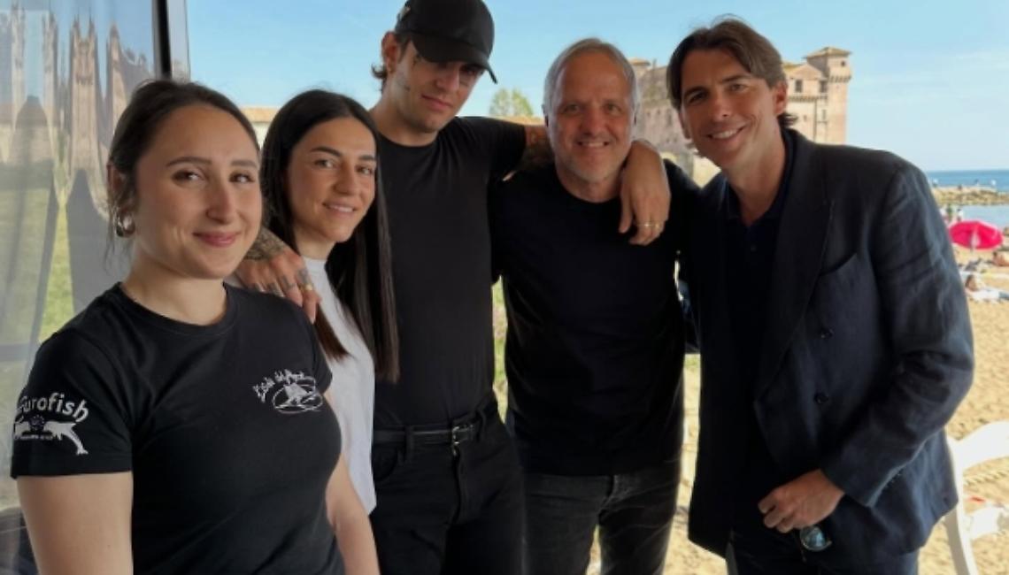 Achille Lauro sorpresa a Santa Severa: pranzo all&rsquo;Isola del Pescatore dopo lo show alla Fontana di Trevi