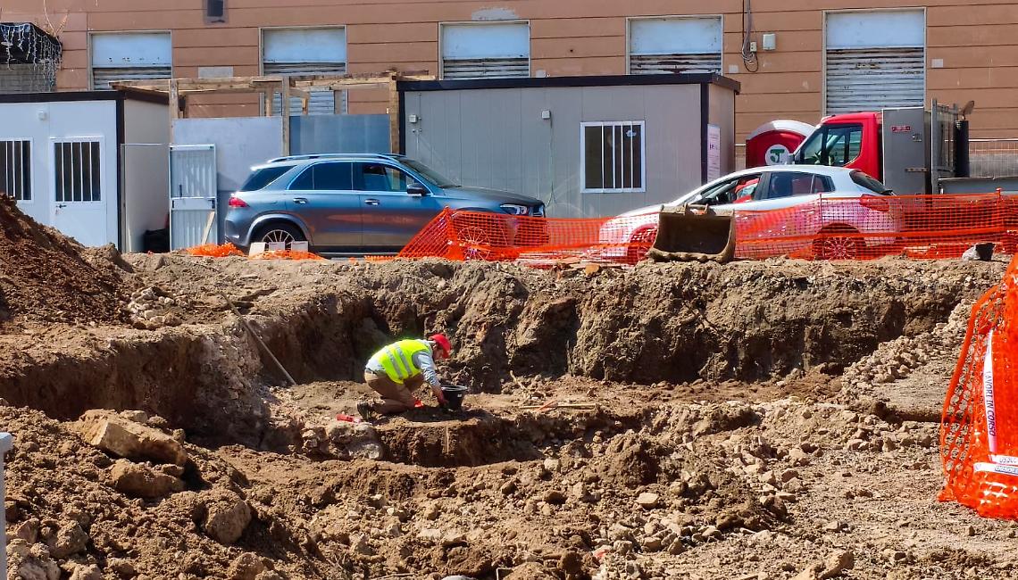 Mercato: porzione di mura antiche sotto la piazza