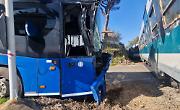 Scontro bus-treno lungo la Roma nord