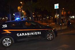 Importuna i residenti e colpisce le auto: caccia all&rsquo;uomo