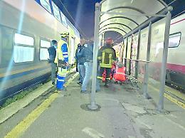 Mistero in stazione: 24enne travolto da un treno rischia l&rsquo;amputazione del braccio