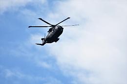 Giganti d'acciaio nel cielo: i bi-pala Chinook sfiorano le case di Ladispoli (VIDEO)