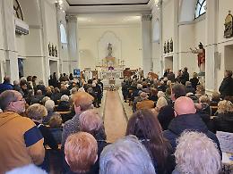 "Vestiteme cor saio bianco e cor cordone"