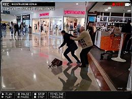 Furto al bar del centro commerciale: "mani di velluto" inseguito tra sedie e tavolini