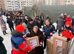 Ucraina, notte di raid su Dnipro e Kharkiv: civili feriti mentre la diplomazia cerca una via alla pace
