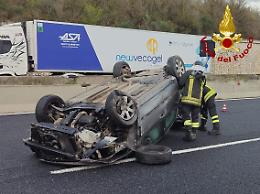 Si cappotta in autostrada: code e disagi sull'A1