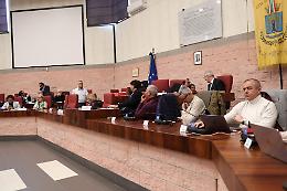 Consiglio comunale in fiamme per il biodigestore: seduta sospesa e accuse di censura