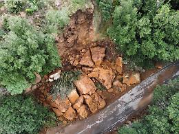Via di Ceri chiusa da quasi due anni: il crollo dimenticato
