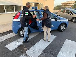 Ossessione senza limiti, stalker lancia pietre ai genitori della ex e poi li aggredisce: fermato in extremis
