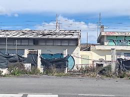 ​Ex Piscina di via Aurelia: dopo il rogo esplode la rabbia. "Anni di promesse, ora solo cenere"
