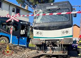 Scontro pullman - treno: aperta una commissione d'inchiesta