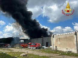 Incendio nello stabilimento dismesso dell'ex Alta Altene