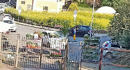 Caos mercatino in via Nenni: proteste per parcheggi selvaggi, rifiuti e viabilit&agrave; bloccata