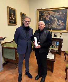 L&rsquo;olio santo degli ulivi di Capaci consegnato al vescovo Piazza
