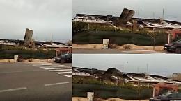Il vento fa tremare l&rsquo;ex piscina: lamiere pericolanti a un passo dall'Aurelia - IL VIDEO