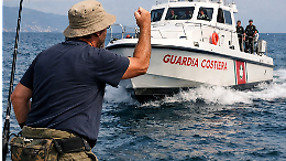 Furioso sugli scogli, minacce ai marinai: 22enne a processo
