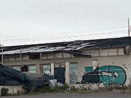 Emergenza ex piscina: tra le raffiche di vento esplode la rabbia dei cittadini