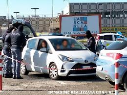 Sudamericani bloccati dalla Polizia con oltre mille euro di profumi appena rubati
