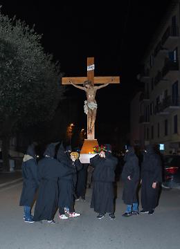 Allumiere in preghiera: &egrave; l'ora della solenne processione del Cristo morto