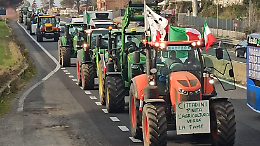 Costi alle stelle, agricoltori in rivolta e trattori sull'Aurelia