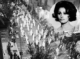 Sofia Loren, la penitente nella pi&ugrave; strana processione del Mondo
