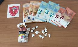 Alla vista dei carabinieri fa inversione: in auto aveva 12 dosi si cocaina