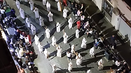 Fiume di fedeli per la Processione del Cristo Morto