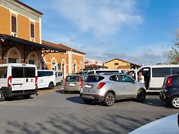 Stazione ferroviaria, il caos &egrave; servito: traffico bloccato e manovre al limite