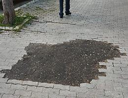 Perdita idrica riparata, ma sul marciapiede spunta l'asfalto 