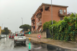 Mediana in tilt sotto la pioggia: caos traffico per il semaforo temporaneo