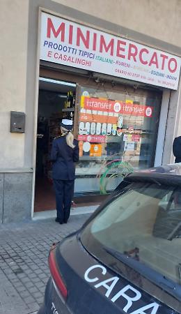 Carne scongelata sul marciapiede, chiuso il minimarket
