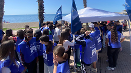 Lezione di ecologia in spiaggia: 60 studenti puliscono il litorale