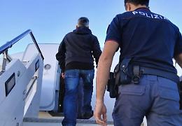 Nei guai per immigrazione clandestina e associazione a delinquere, rimpatriato un albanese