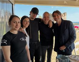 Achille Lauro sorpresa a Santa Severa: pranzo all&rsquo;Isola del Pescatore dopo lo show alla Fontana di Trevi