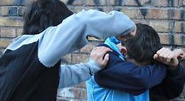 Minaccia e aggredisce un coetano in classe, minorenne ammonito per bullismo