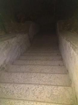 &laquo;Di notte gli scalini di accesso al ponte di Civita di Bagnoregio al buio&raquo;