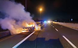 Auto si incendia in superstrada, paura sulla statale 675